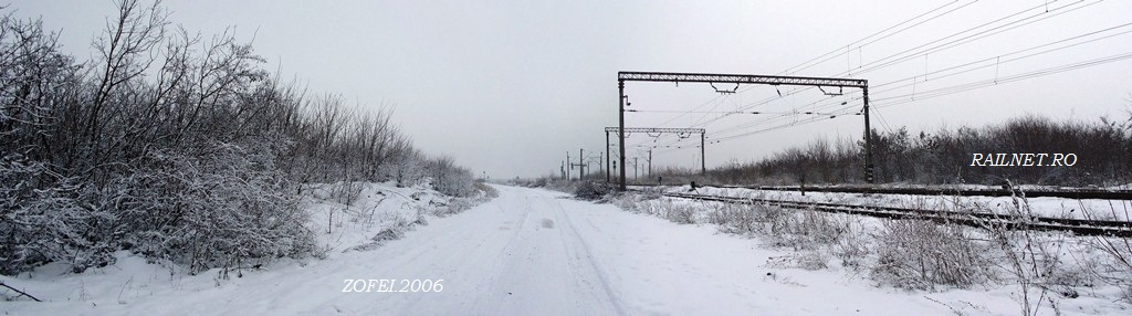 Panoramic cu drumul de acces catre Statia CF Mogosoaia si linile CF ale statiei , 13.01.2013.jpg