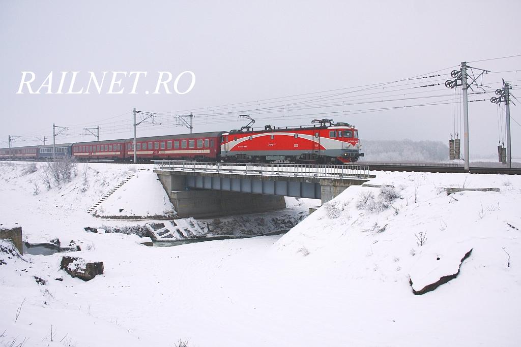 47-7268-3 cu trenul IR 1746 peste podul de la Buciumeni.jpg