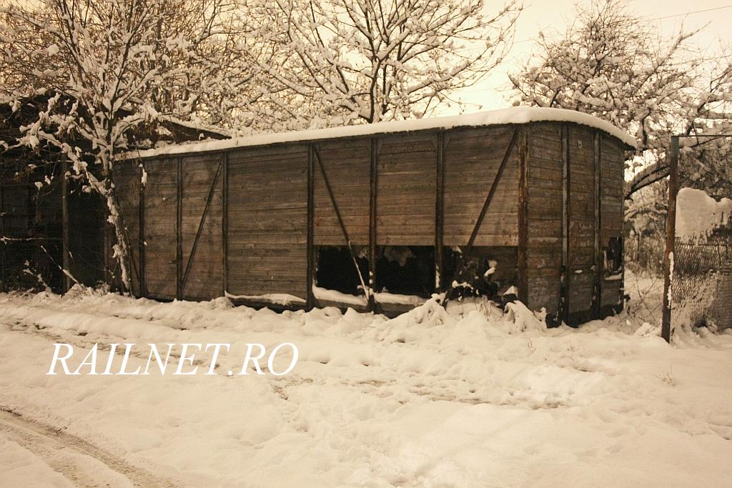 Sasiul unui fost 'Gs' de marfa lasat in uitare dupa ce a servit ca anexa in atelier.jpg