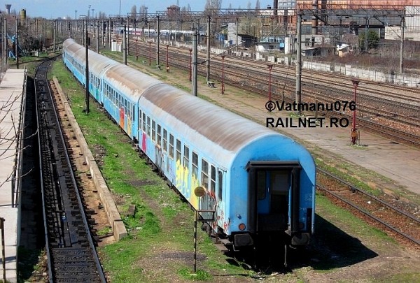 Cele sapte vagoane tip B70 remizate in dreptul Haltei Basarab.JPG (335.34 KiB) Vizualizat de 8725 ori Cele sapte vagoane tip B70 remizate in dreptul Haltei Basarab.JPG