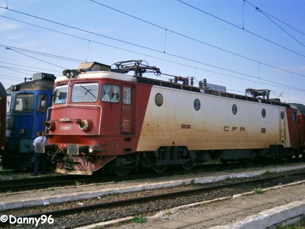 41-0030-1 a depoului Brasov cu R4510 in Deda.JPG