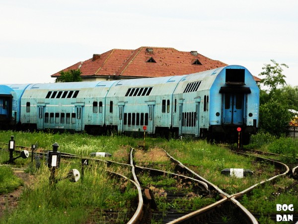 Vagoane 26-26 in fosta Grupa Tehnica din Pascani.jpg