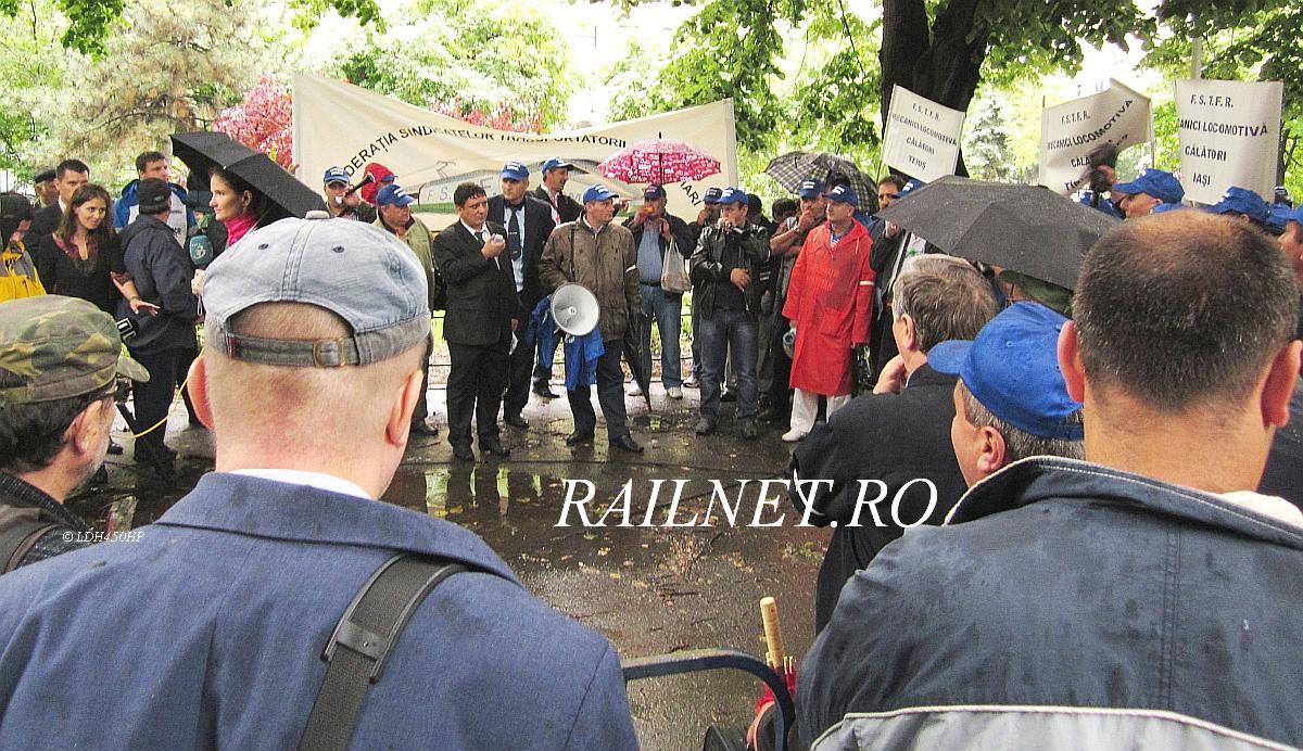 Aproape 500 de feroviari au protestat vineri 31 mai in fata Ministerului Transporturilor.JPG