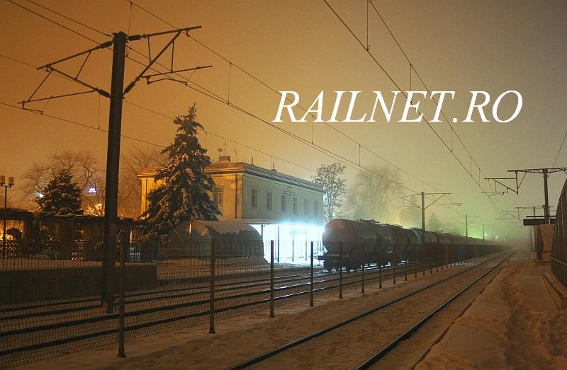Cladirea publica de calatori a statiei vazuta de la peronul inghetat al liniei 4 abatuta.jpg
