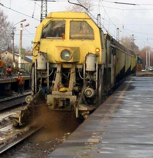Tren de zapada SM2 intr-o statie din Rusia.jpg