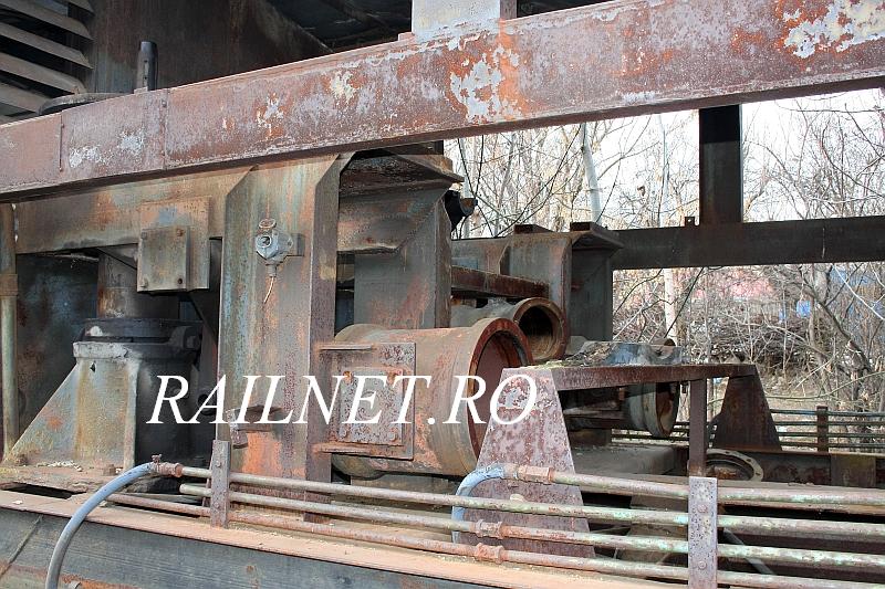 Componente ale statiei alimentator-transportor aflate sub cutia cabinei postului de comanda.jpg