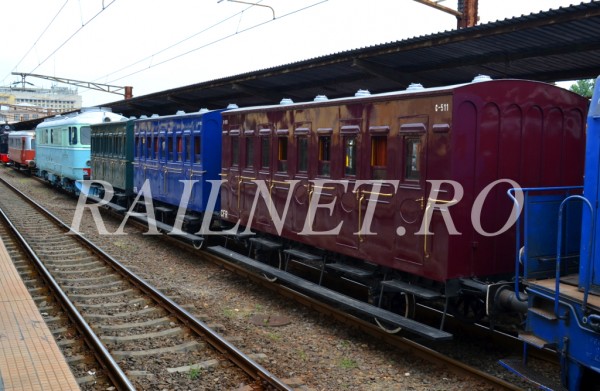 Garnitura speciala din trei vagoane replica a celor originale ce au circulat la inceputuri pe Bucuresti - Giurgiu.JPG