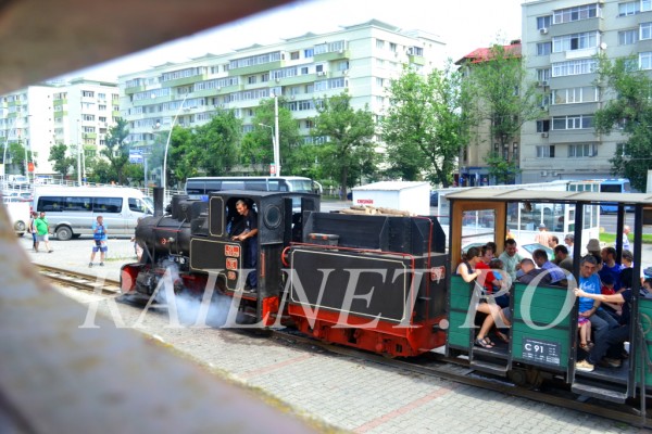 Mocanita Bucurestiului adusa tocmai de la Brad isi plimba dincolo de gard pasagerii curiosi.JPG (695.15 KiB) Vizualizat de 27814 ori Mocanita Bucurestiului adusa tocmai de la Brad isi plimba dincolo de gard pasagerii curiosi.JPG