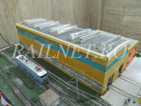 Un close-up al costisitoarei machete realizata dupa cum se vede din tot felul de cartoane vopsite cu acrilice.jpg (409.16 KiB) Vizualizat de 56235 ori Un close-up al costisitoarei machete realizata dupa cum se vede din tot felul de cartoane vopsite cu acrilice.jpg