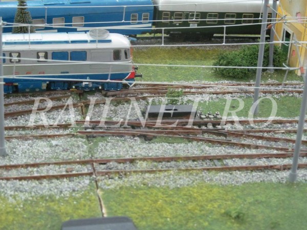 Mi se pare mie sau macazul ala e sarit in aer. O fi din timpul bombardamentelor din Bosnia....jpg (432.87 KiB) Vizualizat de 56237 ori Mi se pare mie sau macazul ala e sarit in aer. O fi din timpul bombardamentelor din Bosnia....jpg