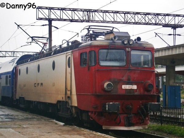 40-0899-1 cu acelasi tren de data aceasta in Bacau.jpg