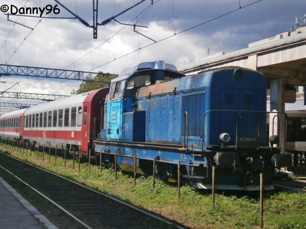 80-0541-4 aduce garnitura trenului IR1656 la linia 3 in Bacau.jpg