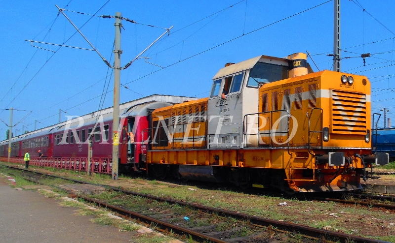 Masina 82-0220-2 duce in grupa garnitura unui tren Regio in Craiova, la 3 August 2015.JPG