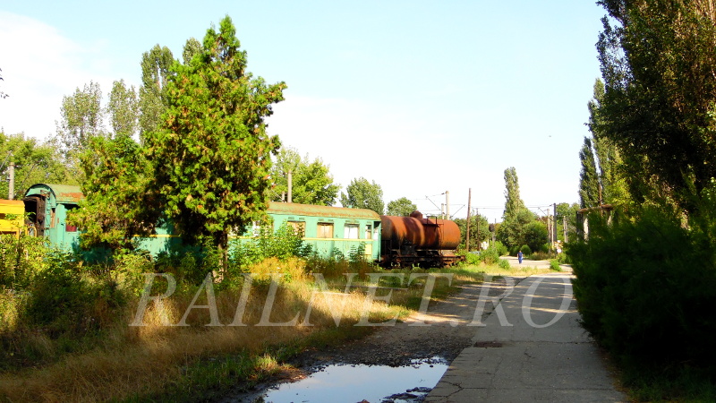 Las in urma vagoanele vechi, cu speranta ca vor avea o soarta mai buna decat otel de furnal pentru oale si capace... .JPG