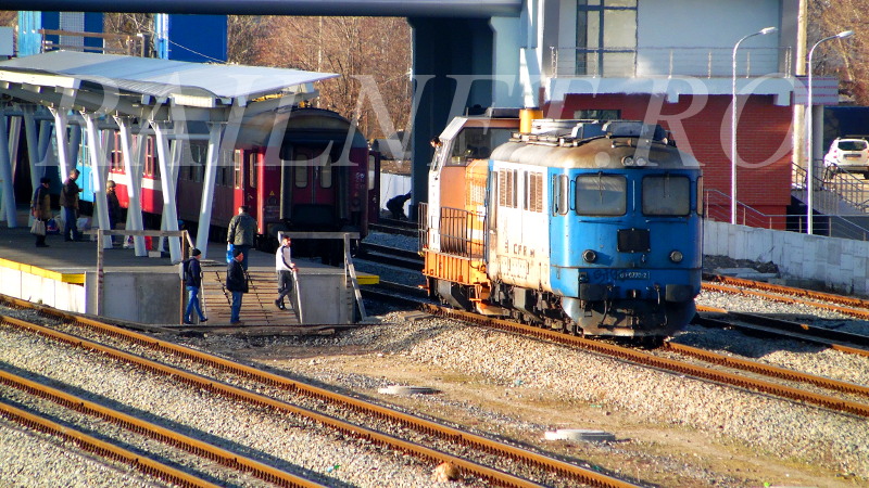 Masina e cuplata la trenul R9475 Pitesti Piatra Olt.JPG