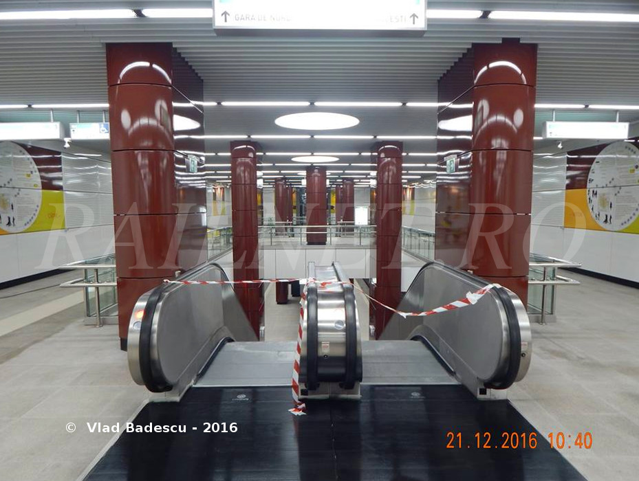 Vestibul 2 statie vedere catre goluri scari rulante si scara fixa acces peron.jpg (159.63 KiB) Vizualizat de 6032 ori Vestibul 2 statie vedere catre goluri scari rulante si scara fixa acces peron.jpg
