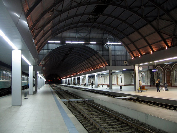Peroanele acoperite ale statiei Chisinau.jpg