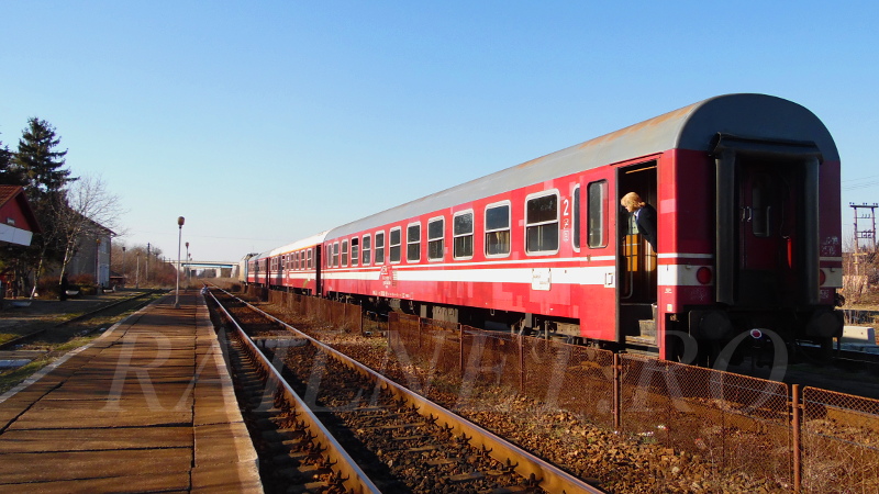 Trenul R 9103 Bucuresti Nord - Targoviste pleaca de la linia 3.JPG