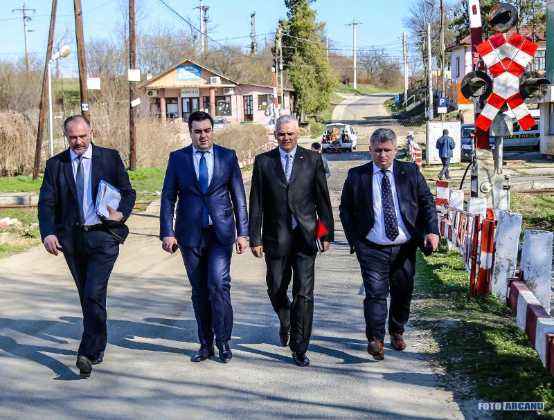 Ministrul Transporturilor, Razvan Cuc, directorul general al CFR SA, Marius Chiper şi directorul general al CFR Călători Iosif Szentes.jpg