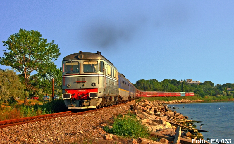 Trenul Rapid Mangalia-Timisoara, pe malul lacului Techirghiol se apropie de Eforie Nord1.jpg
