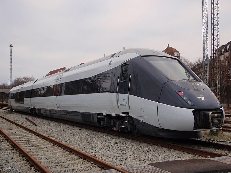 800px-DSB_IC2_MP_5719_in_Aarhus_(2).JPG (109.92 KiB) Vizualizat de 14580 ori 800px-DSB_IC2_MP_5719_in_Aarhus_(2).JPG