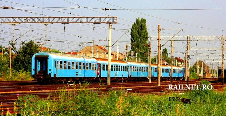 Personal Targoviste-Bucuresti la intrarea in statia Chitila cu RK-uri in componenta alaturi de IVA.jpg