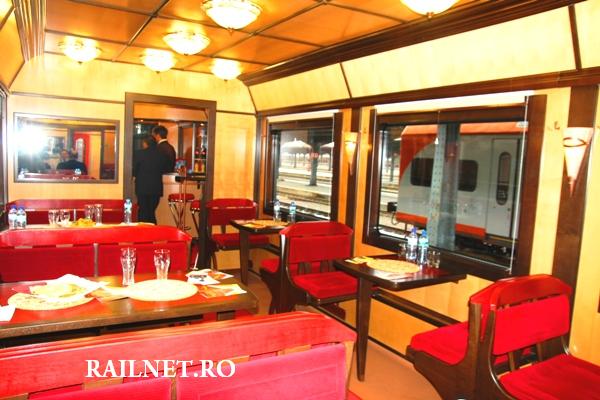 Din salonul bogat decorat se intra spre bar.jpg (58.16 KiB) Vizualizat de 4444 ori Din salonul bogat decorat se intra spre bar.jpg