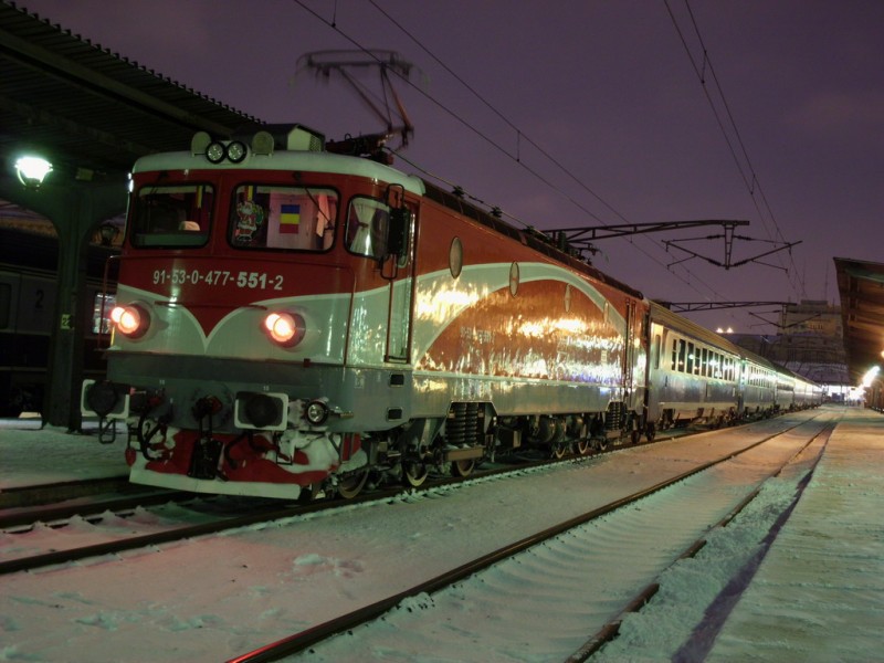 91-53-0-477-551-2 repartizata la R 472 Bucuresti Nord - Budapesta Keleti via Ploiesti Vest, 17.12.2010.jpg
