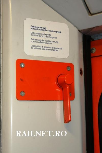 Sistem manual de blocare-deblocare a usilor exterioare ale vagonului.jpg
