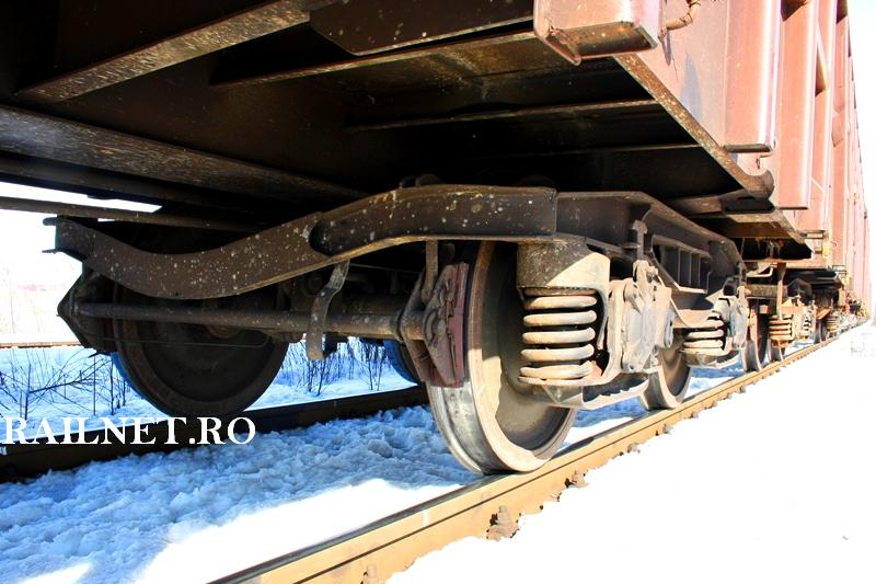 Vedere a lonjeronului sub cutie in dreptul boghiului.jpg