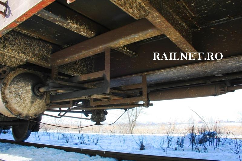 Vedere de sub cutie a distribuitorului de frana - a se observa lipsa trapelor rabatabile ale planseului..jpg