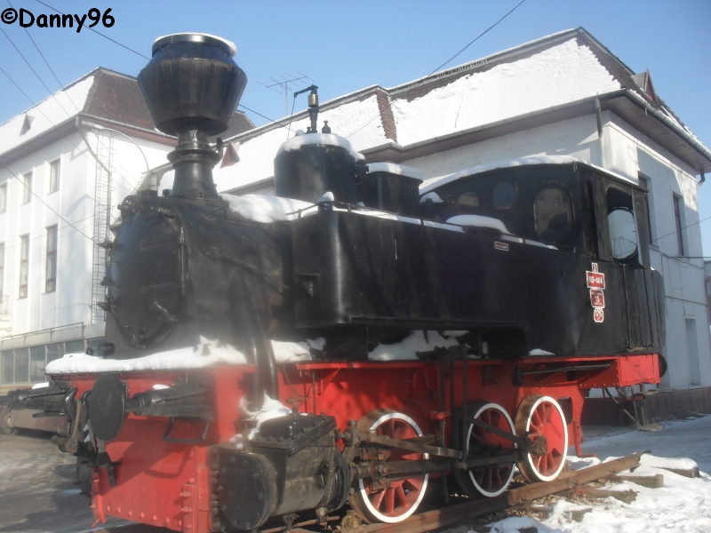 Locomotiva cu aburi expusa in fata garii.JPG