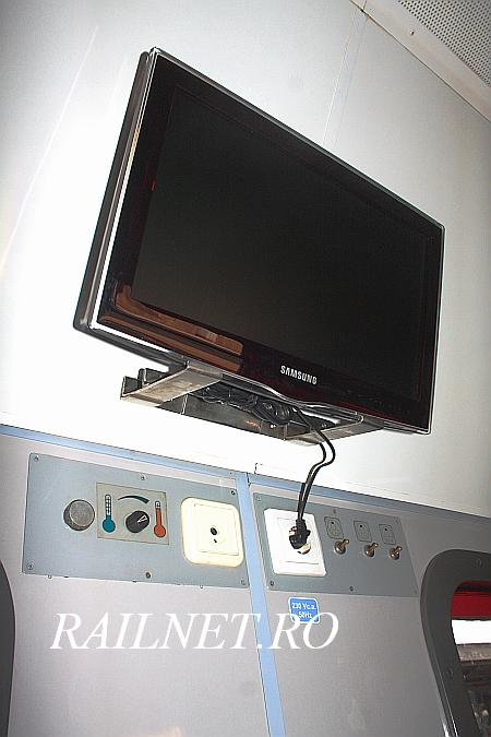 Sub televizor, termostat reglare temperatura, comutatoare lampi iluminare, priza alimentare 230V, priza antena.jpg