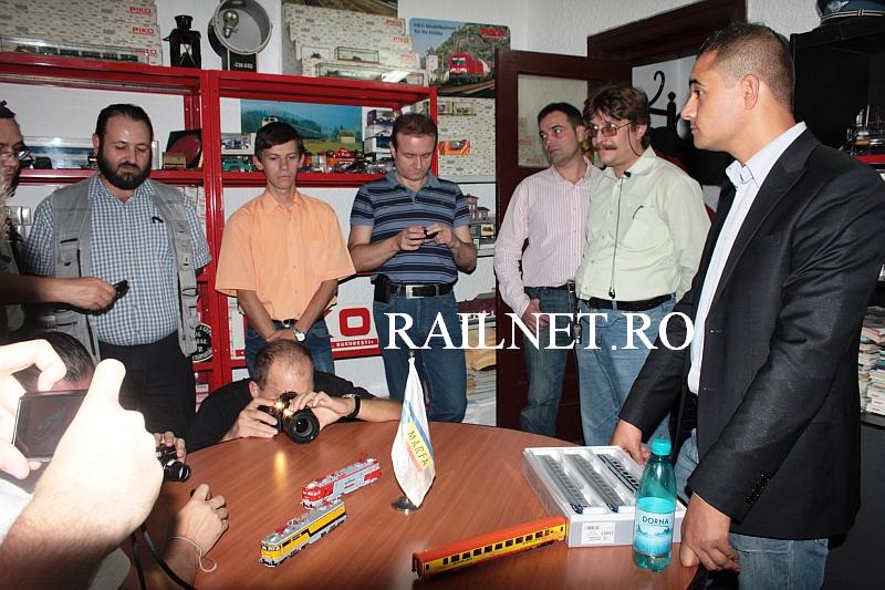 Pasionati de modelism la prezentarea setului.jpg