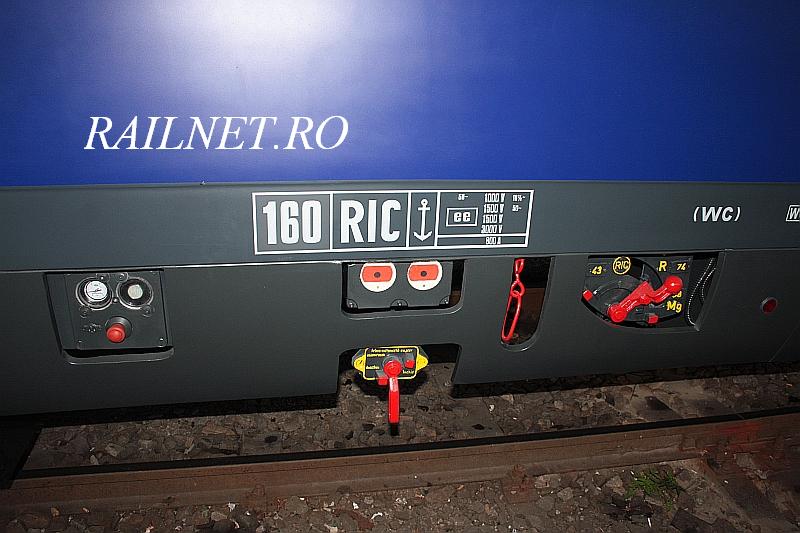 Inscriptii UIC, prize de curent de la 1000 la 3000V - 800A, maneta reglare regim de franare si robinet frana automata cu aer.jpg (75.81 KiB) Vizualizat de 8477 ori Inscriptii UIC, prize de curent de la 1000 la 3000V - 800A, maneta reglare regim de franare si robinet frana automata cu aer.jpg