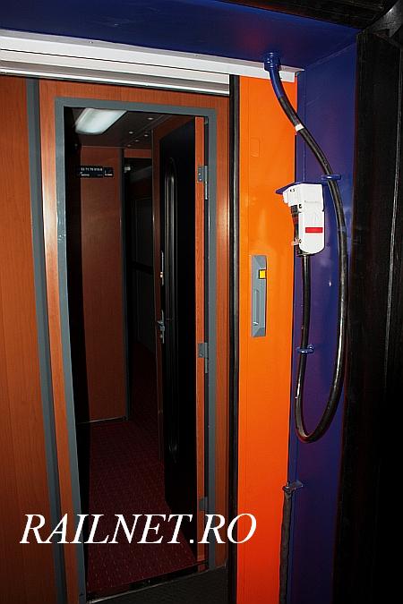 Din holul de intercomunicare catre interiorul vagonului.jpg (54.87 KiB) Vizualizat de 8464 ori Din holul de intercomunicare catre interiorul vagonului.jpg