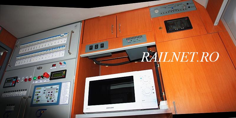 Panorama a tabloului de comanda, cuptorul cu microunde, sistem DVD si alte facilitati in cabina insotitorului.jpg (58.2 KiB) Vizualizat de 8472 ori Panorama a tabloului de comanda, cuptorul cu microunde, sistem DVD si alte facilitati in cabina insotitorului.jpg