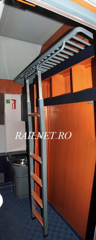 Panorama dinspre culoar a peretului opus paturilor in cabina de clasa 2a.jpg (62.12 KiB) Vizualizat de 8464 ori Panorama dinspre culoar a peretului opus paturilor in cabina de clasa 2a.jpg