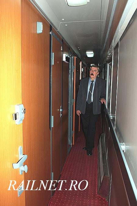 Reprezentant al Grivita inspecteaza vagonul cu mandrie.jpg (61.53 KiB) Vizualizat de 8458 ori Reprezentant al Grivita inspecteaza vagonul cu mandrie.jpg