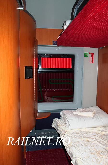 Fereastra, paturi si perete cu display DVD si chiuveta mascata in perete a cabinei de cl. 1.jpg (55.49 KiB) Vizualizat de 8458 ori Fereastra, paturi si perete cu display DVD si chiuveta mascata in perete a cabinei de cl. 1.jpg