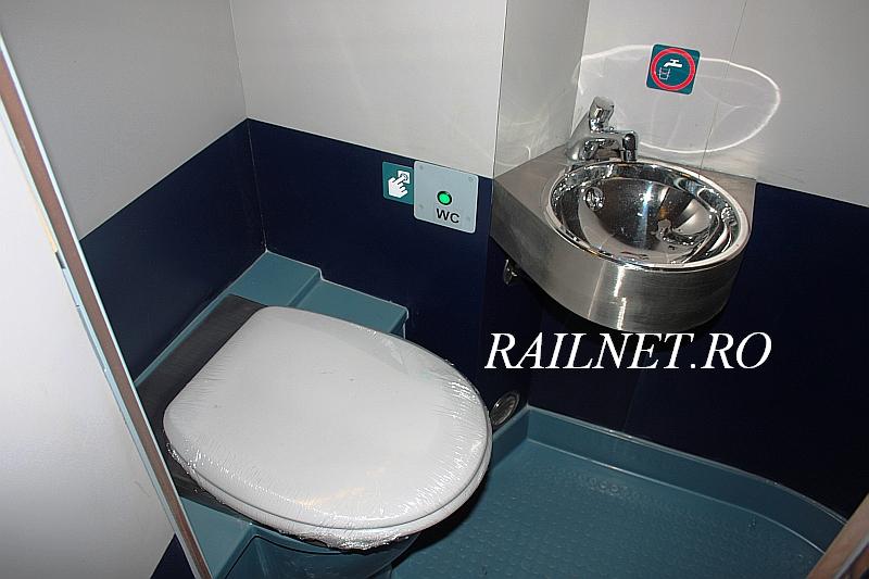 Langa dus un WC vacuumatic si o chiuveta mica de inox.jpg (60.52 KiB) Vizualizat de 8471 ori Langa dus un WC vacuumatic si o chiuveta mica de inox.jpg