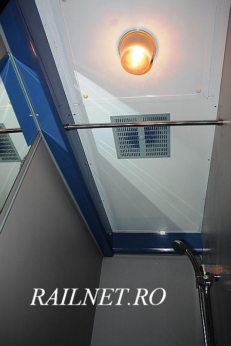 Tavanul cabinei comune de dus din capatul culoarului.jpg (50.03 KiB) Vizualizat de 8458 ori Tavanul cabinei comune de dus din capatul culoarului.jpg