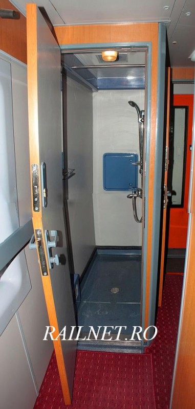 Dusul comun aflat in capatul culoarului de serviciu al vagonului.jpg (70.48 KiB) Vizualizat de 8204 ori Dusul comun aflat in capatul culoarului de serviciu al vagonului.jpg