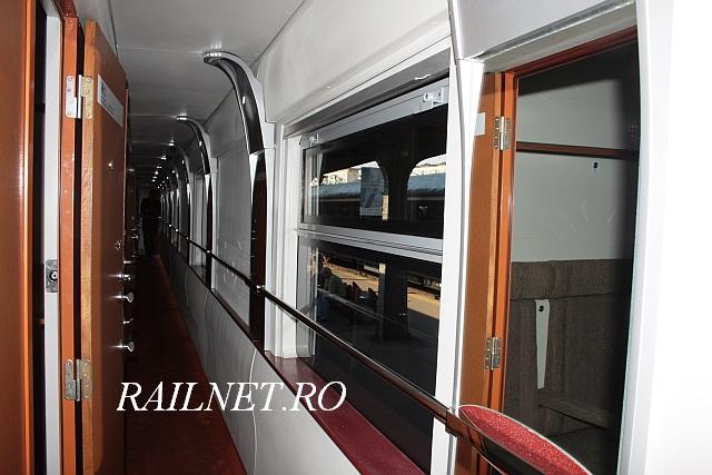Ferestre si oglinzi, bare cromate pe holul de serviciu.jpg (55.89 KiB) Vizualizat de 264200 ori Ferestre si oglinzi, bare cromate pe holul de serviciu.jpg