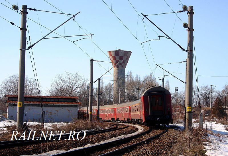 Trenul IR 1825 se inscrie printr-o curba la stanga catre statia Bucurestii Noi.jpg