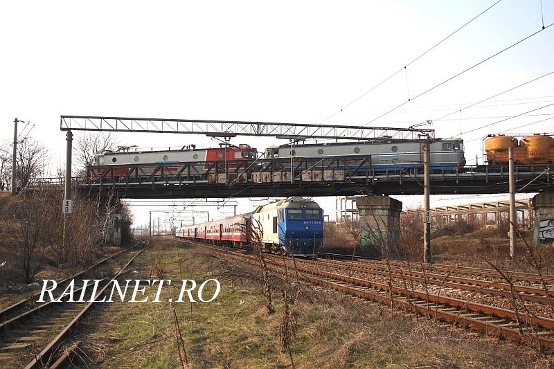 Pe sub podul racordului, pe M300, trece si masina 63-1133-6 cu trenul Regio 9106 de la Pietrosita.jpg (108.55 KiB) Vizualizat de 15069 ori Pe sub podul racordului, pe M300, trece si masina 63-1133-6 cu trenul Regio 9106 de la Pietrosita.jpg