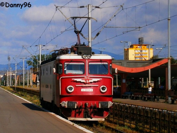 EA 053 pe linia 1 la Brasov.jpg