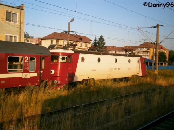 053 ne depaseste si isi continua drumul spre peronul garii.jpg