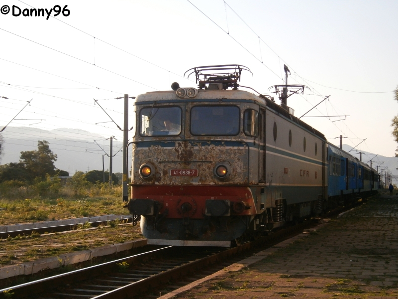 EA838 soseste cu R5201 la Comanesti.jpg