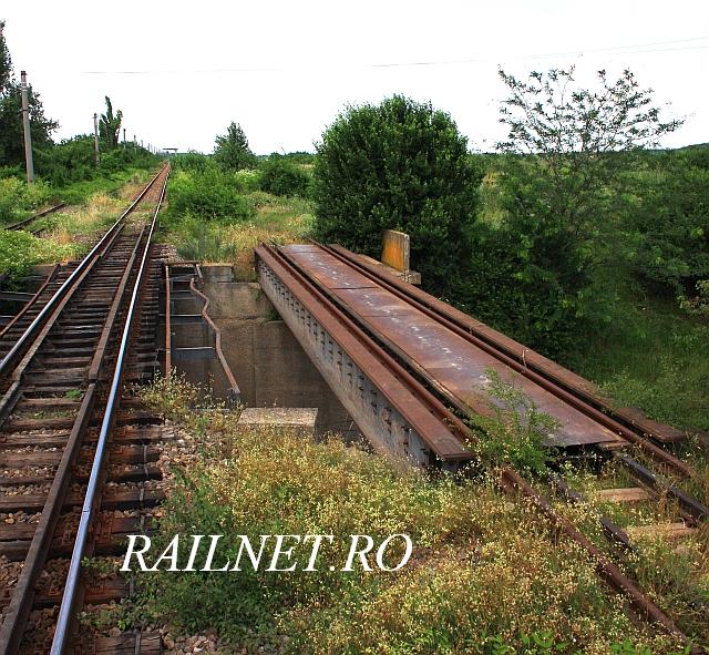 Tablierele fostei cai de rulare a Liniei Forturilor azi dezafectata.jpg (120.05 KiB) Vizualizat de 9782 ori Tablierele fostei cai de rulare a Liniei Forturilor azi dezafectata.jpg